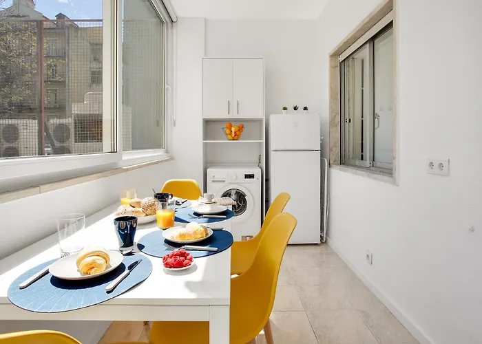 Bright In - 3 Bedrooms By Lisbeyond Lizbona