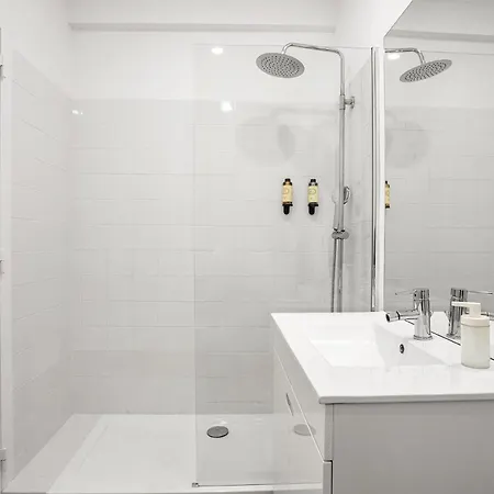 Bright In - 3 Bedrooms *