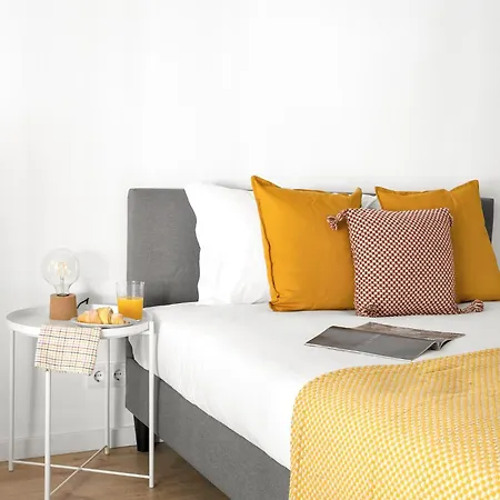 Bright In - 3 Bedrooms *